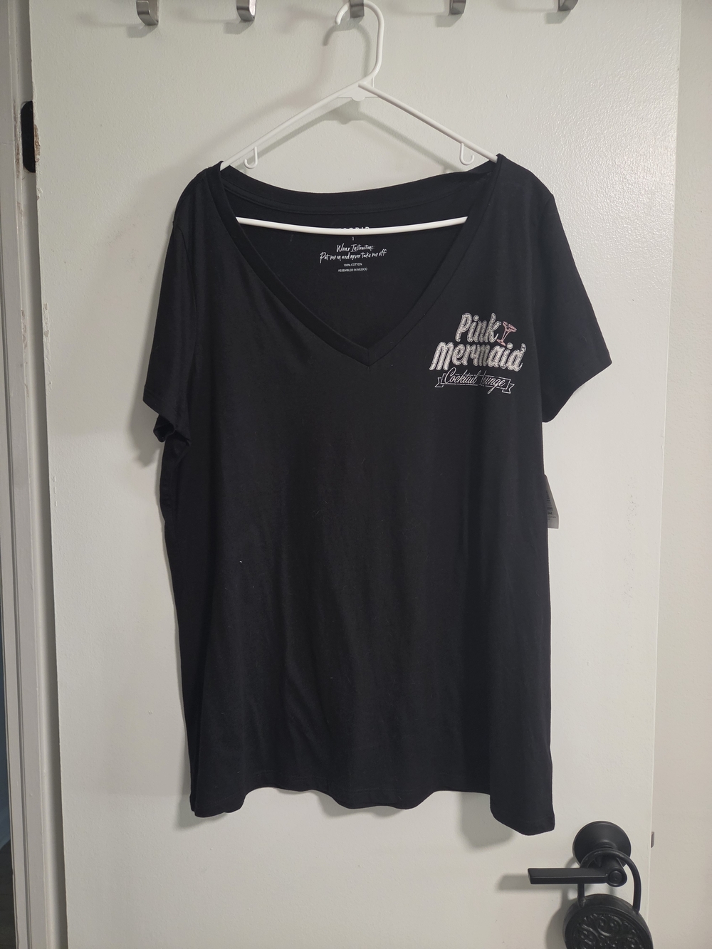 NWT! Torrid Black V-Neck 'Pink Mermaid' Short Sleeve Tee